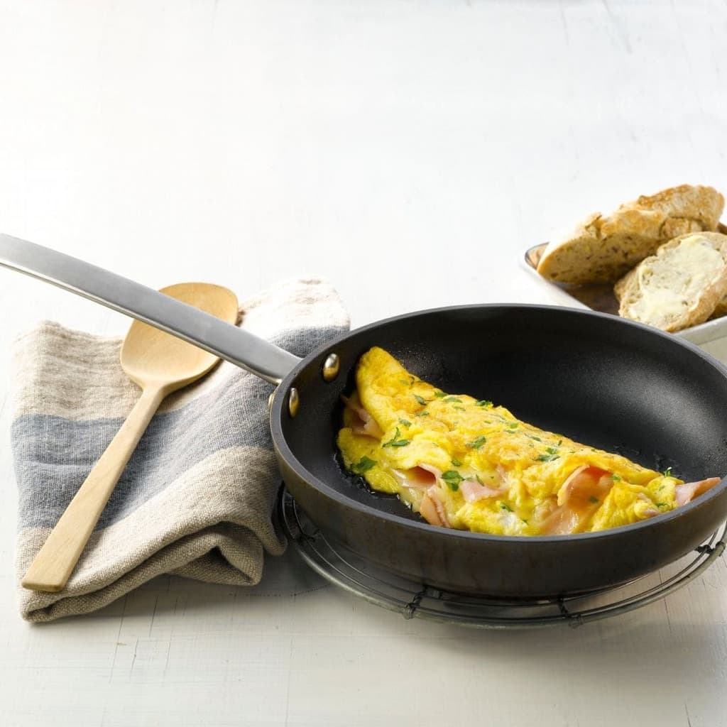 Omelett med ost og skinke