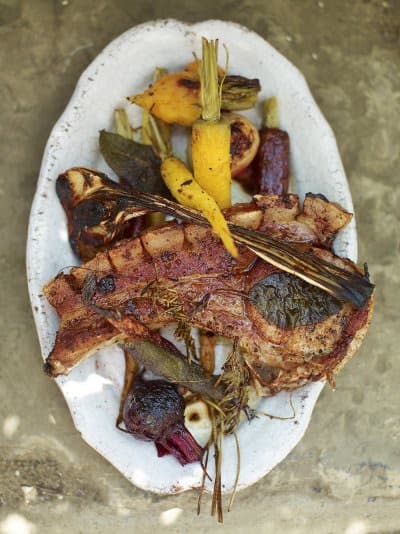 Ovnsbakte gulrøtter og rødbeter med svinekoteletter