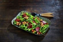 Salat med rødbeter og nøtter i honning