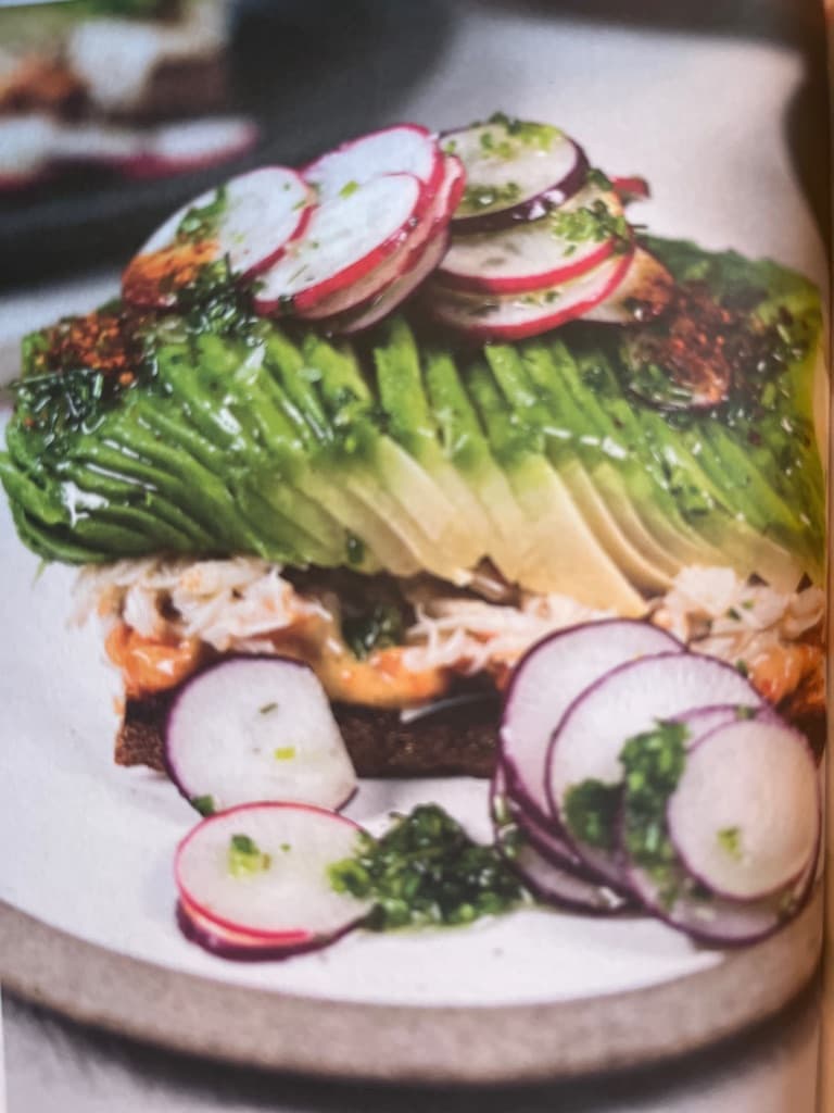 Avokado- og krabbetoast