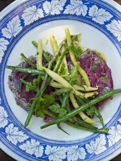 Grønne bønner og carpaccio av oksefilet med urtemarinerte bønner