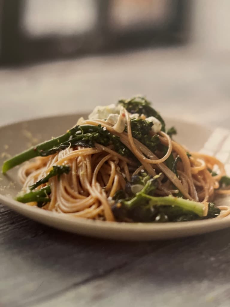 Fullkornsspaghetti med brokkolini, chili og sitron