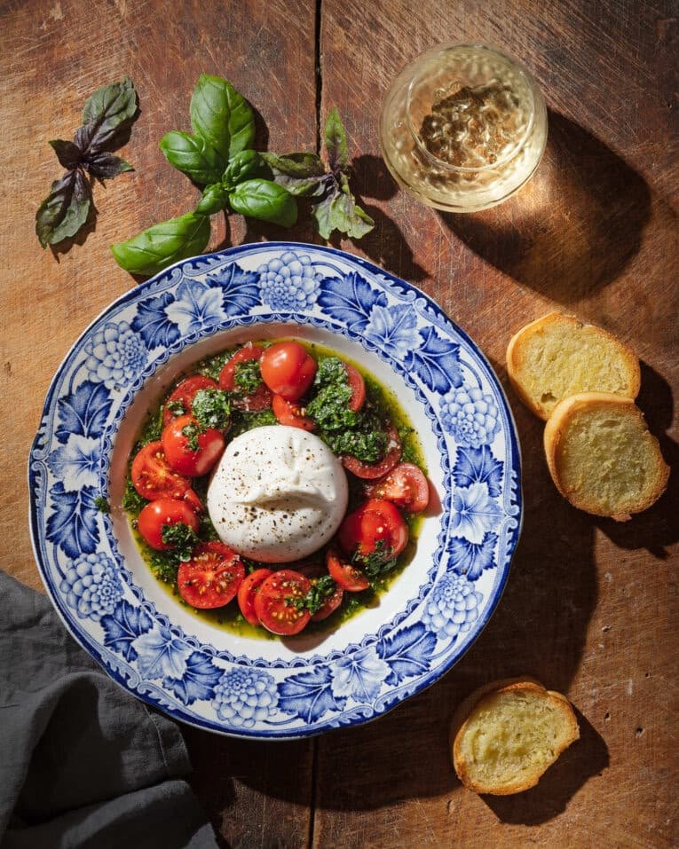 Ovnsbakte tomater med burrata og ristede mandler