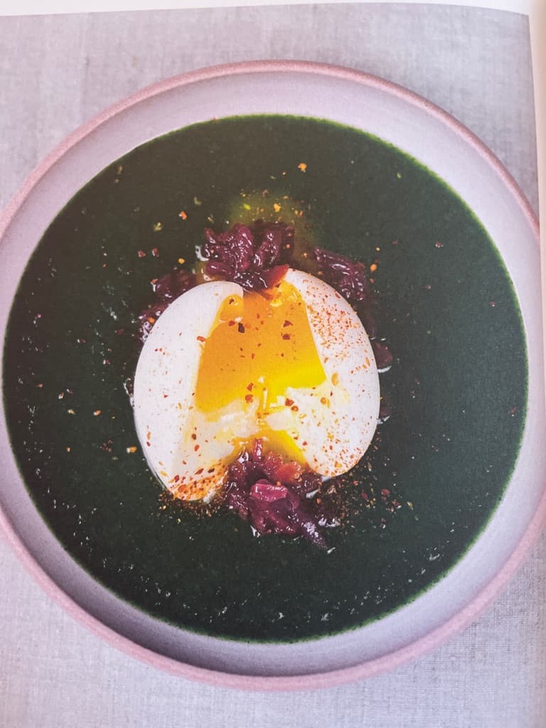 Spinat, løkkompott og bløte egg