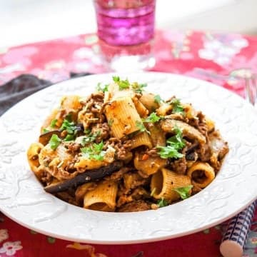 Pasta med kjøttdeigsragù og hvitløksstekt aubergine