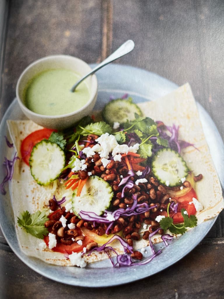 Regnbuewrap med salat, fetaost og krydrete sprø bønner