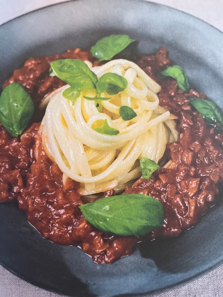 Pasta bucatini bolognese