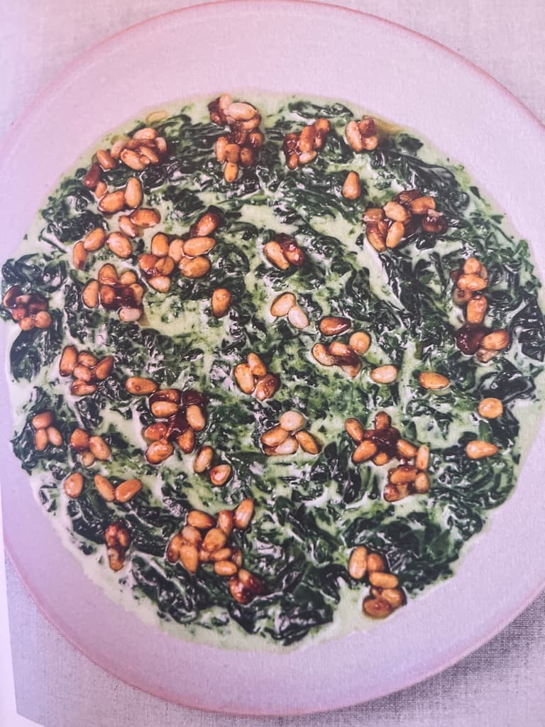 Spinat à la crème med pinjekjerner