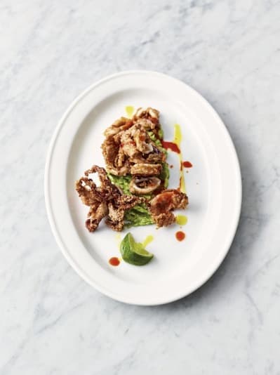 Sprø blæksprutte og most avokado