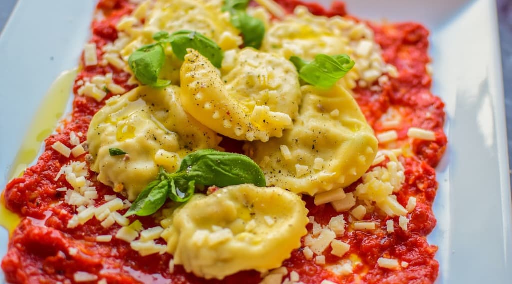 Hjemmelaget Ravioli - fyllt med deilig kjøtt og ost i en spicy tomatsaus