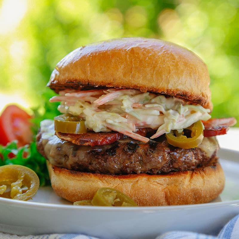 Saftig Cheeseburger med Coleslaw og Syltet Jalapeño