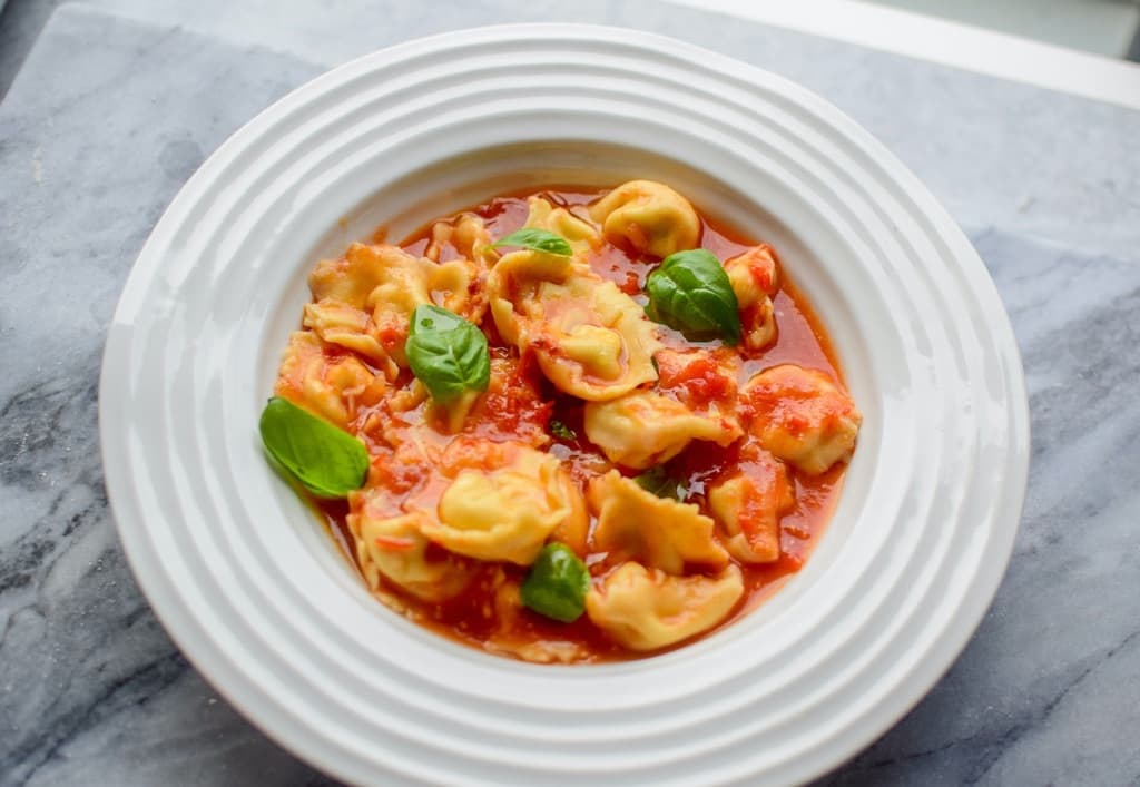 Tortellini med tomatsaus - Smak av Italia