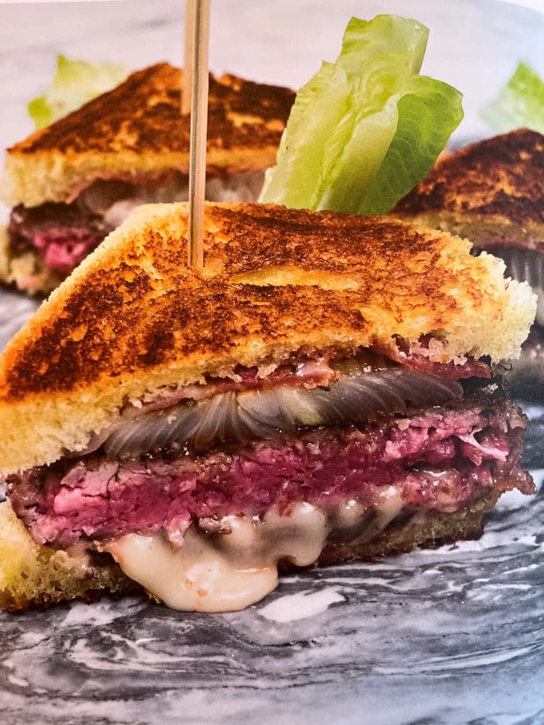 Toast med bacon og burger