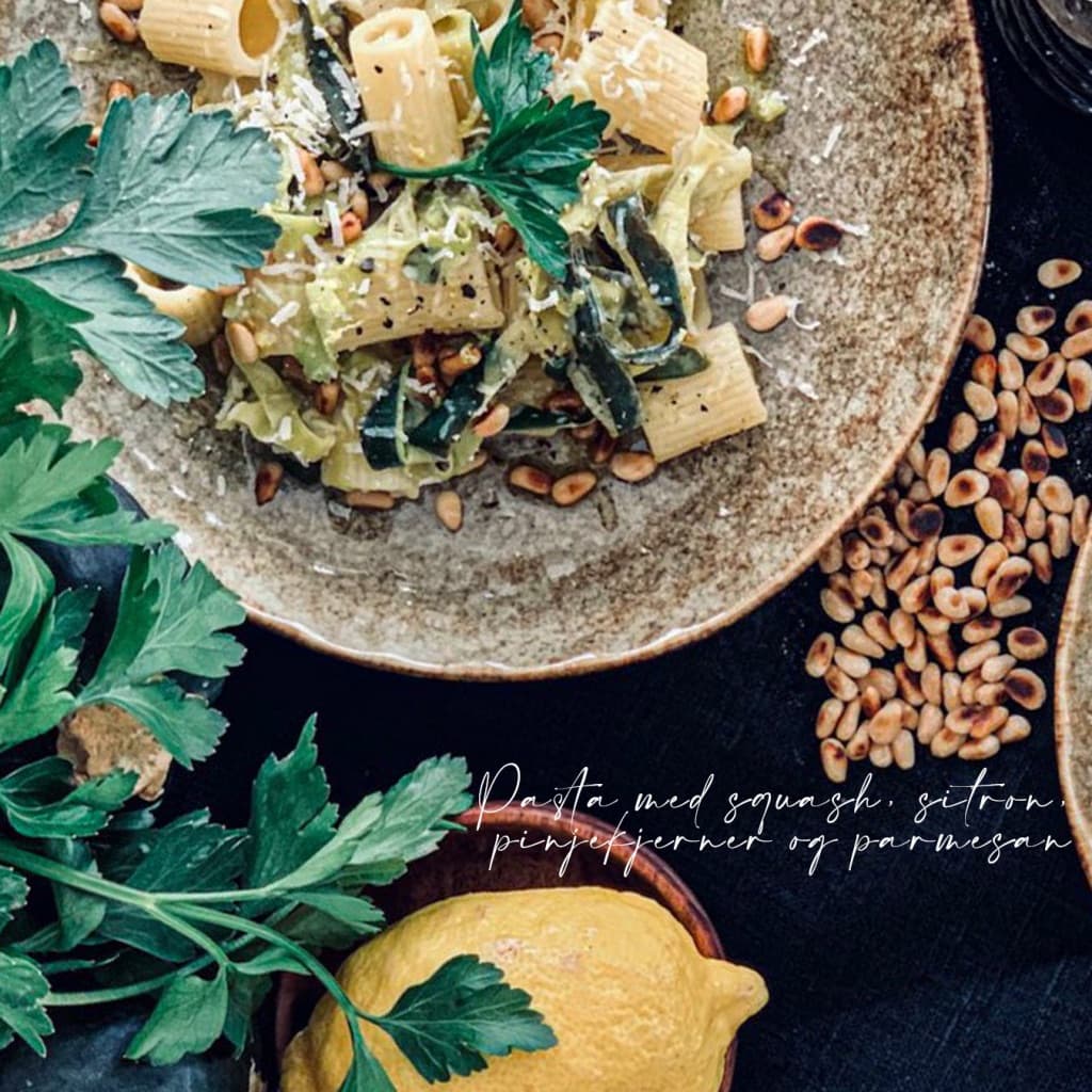 Pasta med squash, sitron, pinjekjerner og parmesan
