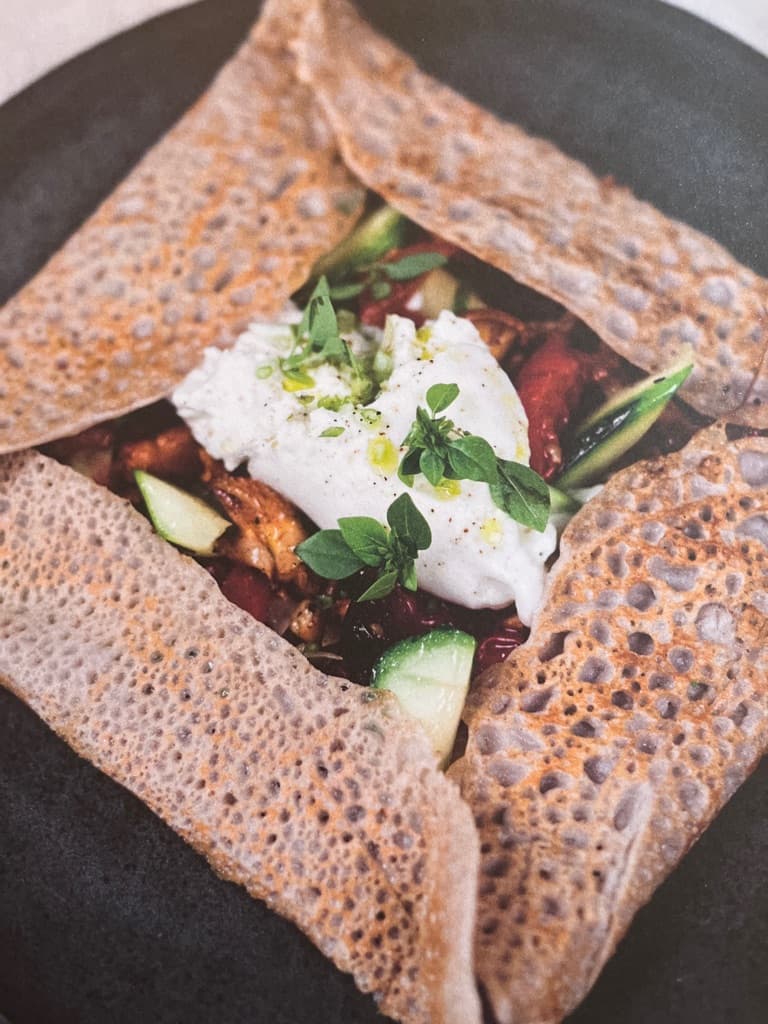 Bokhvetepannekaker, grønnsaker og burrata
