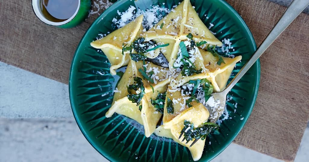 Tortelli i spinatsalat med pinjekjerner