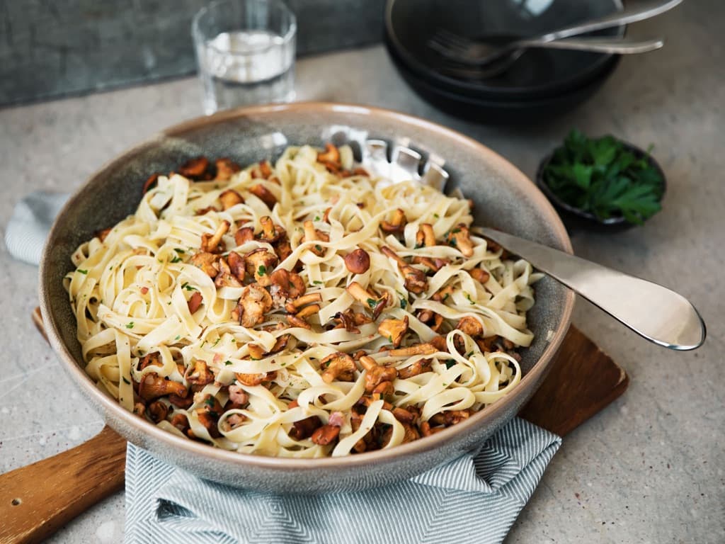 Tagliatelle med kremet kantarellsopp-og-bacon saus