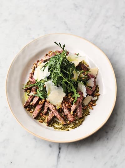 Pesto biff salat med pinjekjerner og parmesan