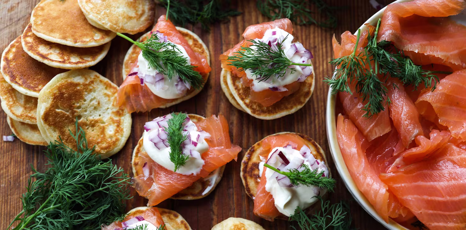 Spelt-blinis og røkelaksrosett