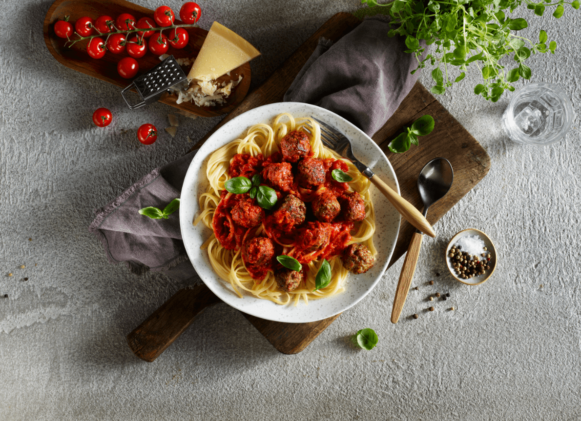 Spaghetti med kjøttboller og tomat- og basilikumsaus