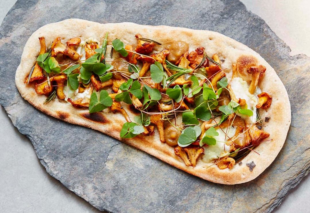 Flatbrød med kantareller og ost