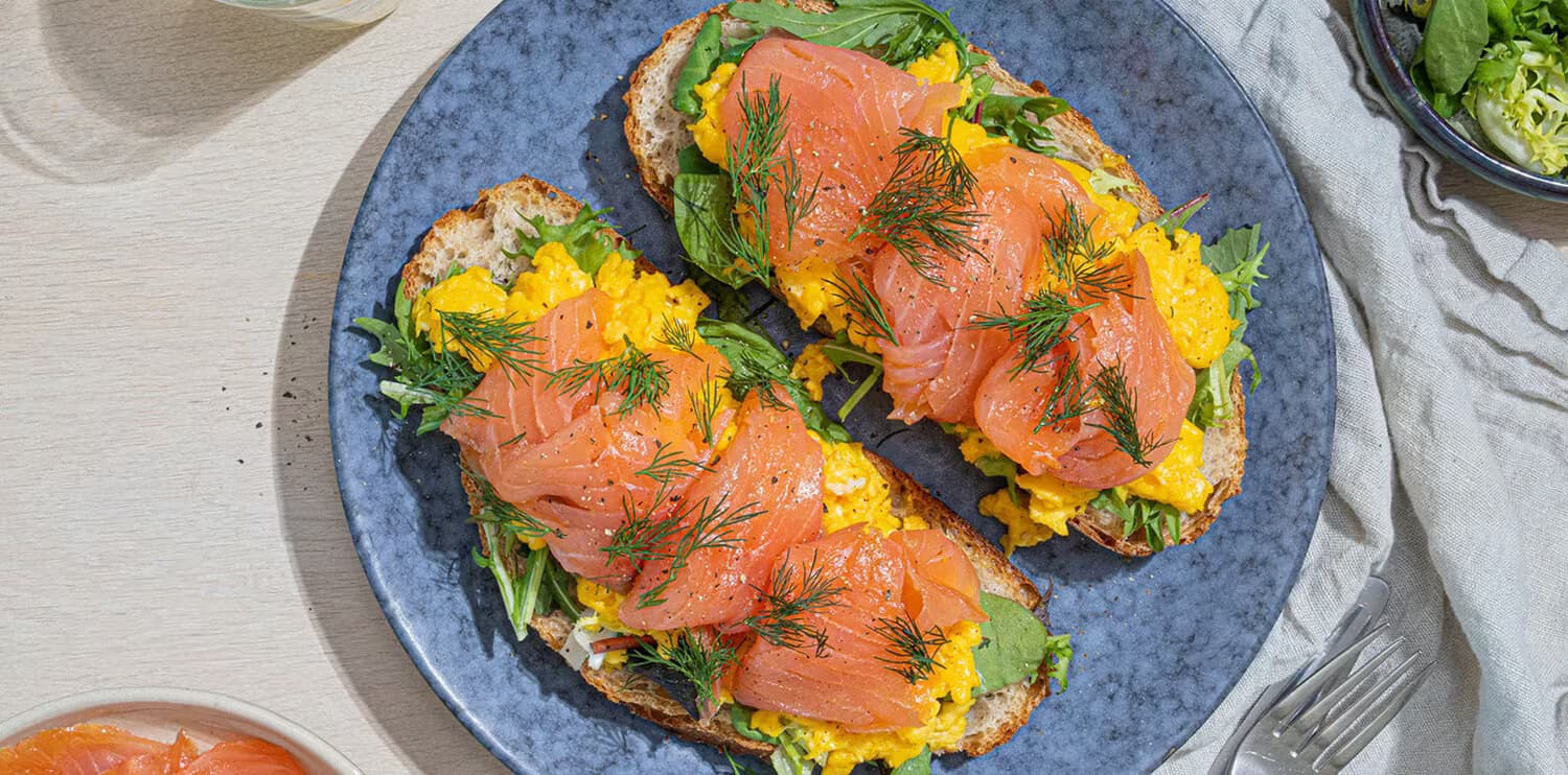 Egg med røkelaks og vårløk