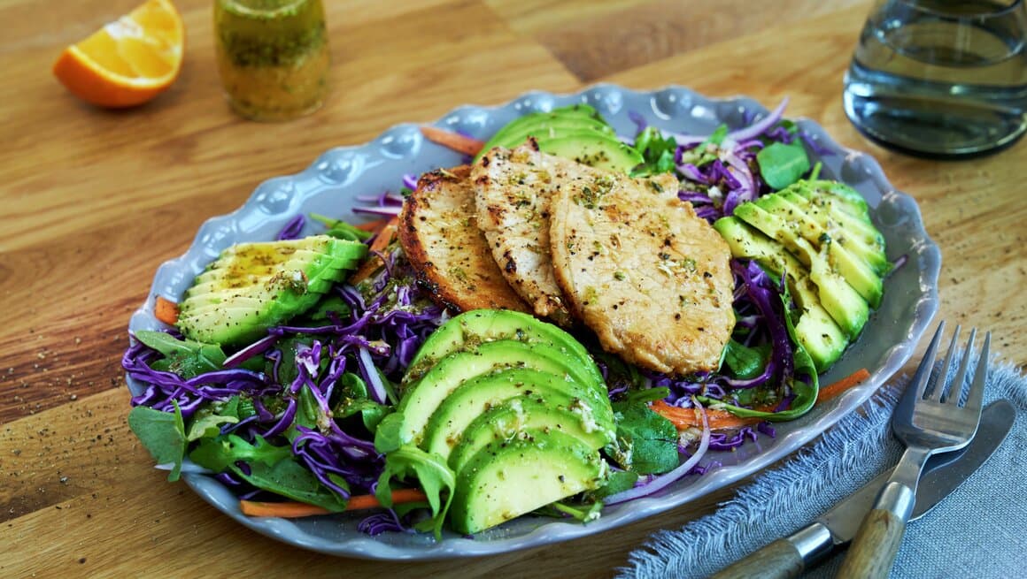 Avokadosalat med strimlet svinekjøtt